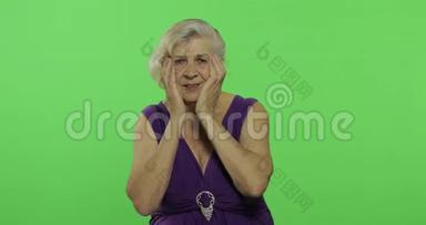 一位老年妇女表现出惊讶、喜悦和微笑。 <strong>老奶奶</strong>。 铬键